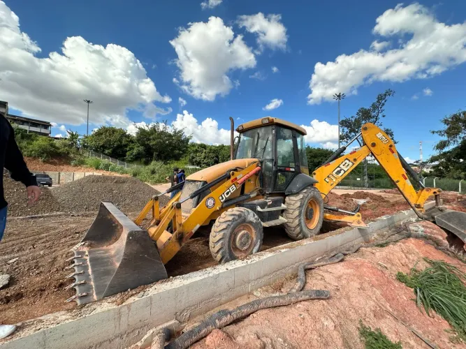Retroescavadeira JCB 3C 2014 4X4