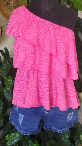 Duas blusas animal print assimetrica com babados 