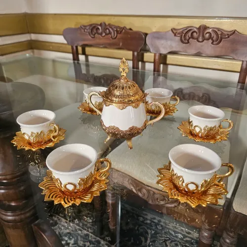 Decoração, conjuntinho turco de porcelana e açucareiro com metal dourado