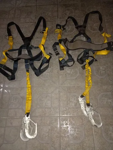 Vendo cintos de 120 e 80  de segurança com talabarte. Para sair logo 