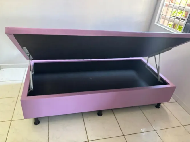 Cama baú rosa com amplo espaço interno