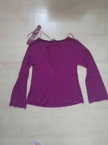 Blusa roxa com detalhe nas costas e manga flare