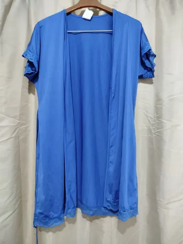 Robe azul com detalhes em renda