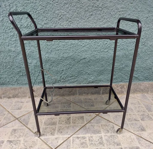 Carrinho de Chá/Bebidas, em metalon e vidro fume, medindo 0,52 X 0,35 com altura de 0,61.
