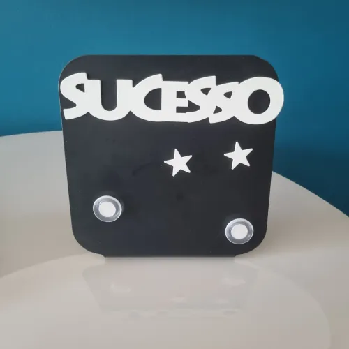 Placa Decorativa Metálica "SUCESSO" - Magnética com Base de Mesa