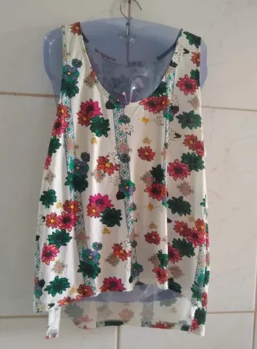 Blusa com fenda na lateral (M)