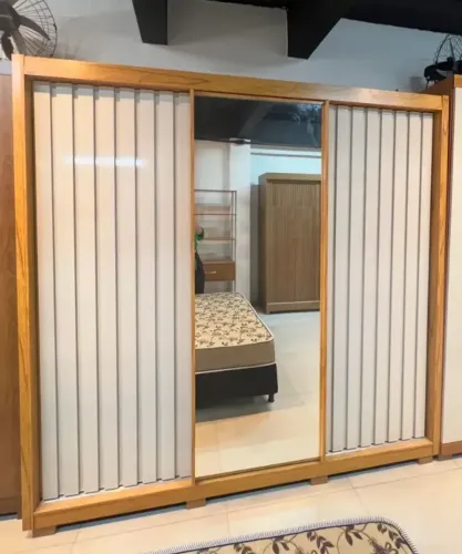Guarda-Roupa com Design Ripado Moderno MDF - COM ESPELHO