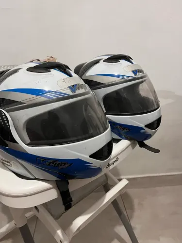 Par de capacete escamoteavel 