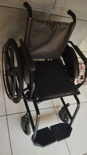 Cadeira de rodas reformada com qualidade 