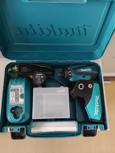 Parafusadeira profissional Makita DF030D