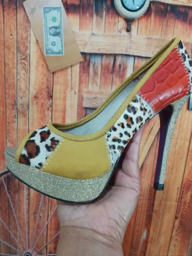 Sapato Salto Alto Animal Print e Glitter