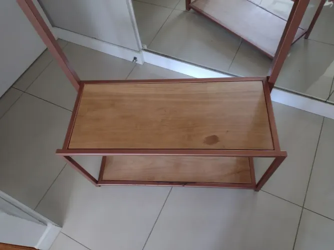 Chapeleira de Metal Dourada com 2 Andares