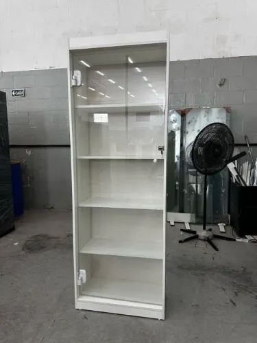 Prateleira com portas de vidro e fechadura MDF 