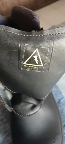Bota de segurança 42 nova ( para eletricista) e com biqueira de aço 