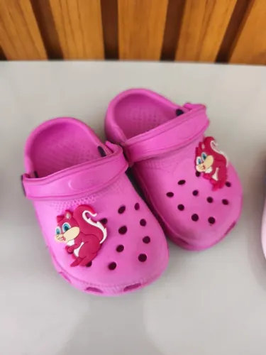 Sandálias Crocs Rosa N°17/18Infantil com Detalhe de Esquilo