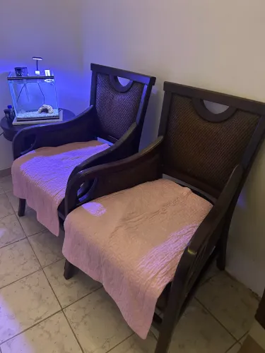 Poltronas em madeira maciça
