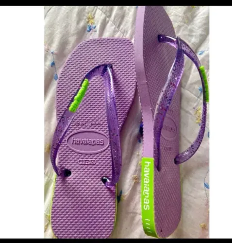 Chinelas Femininas com Tiras de Glitter 
