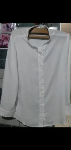 Camisa social branca com gola padre
