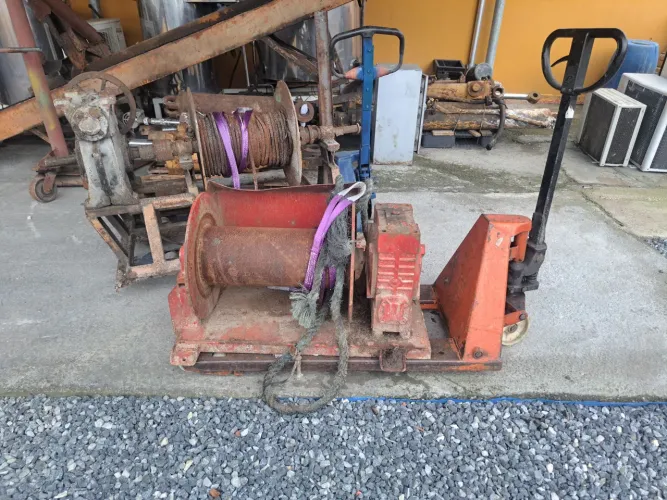Dois Guincho Industrial com Base para Transporte