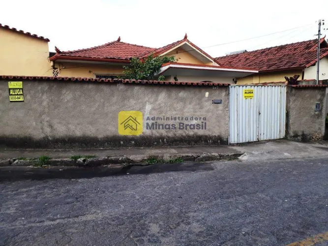 Venda - Lote de esquina c/379 m², 03 casas e 02 lojas, renda imediata.