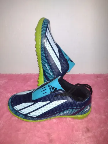 Chuteira society do 30 ao 43 aqui é lojinha 