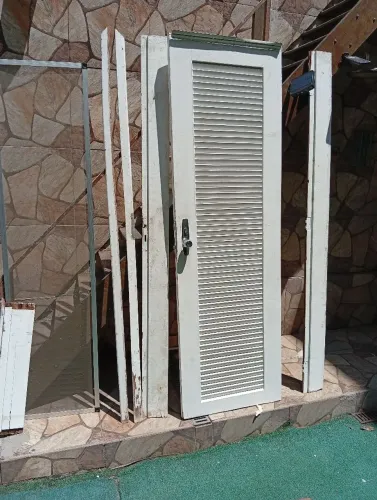 Porta externa com venesiana