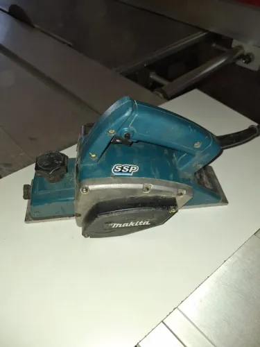 PLAINA MANUAL MAKITA