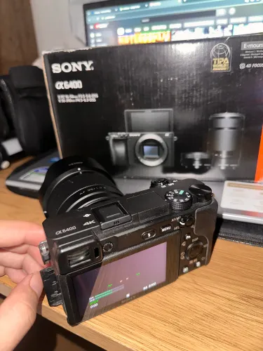 SONY A6400 NOVA (4 mil cliques apenas) COM 2 LENTES SONY OSS (acompanha bolsa pra câmera)