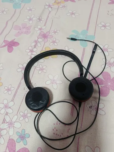 Fone de ouvido com fio funcionando perfeitamente