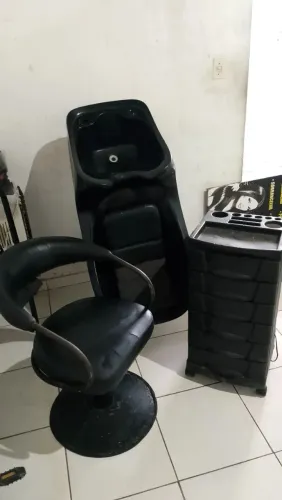 Cadeira lavatório e carrinho auxiliar