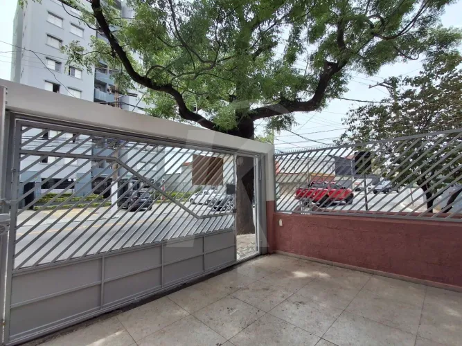 Salão comercial com banheiro e garagem