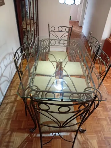 Mesa de 06 lugares - tampo de vidro, estrutura de ferro.
