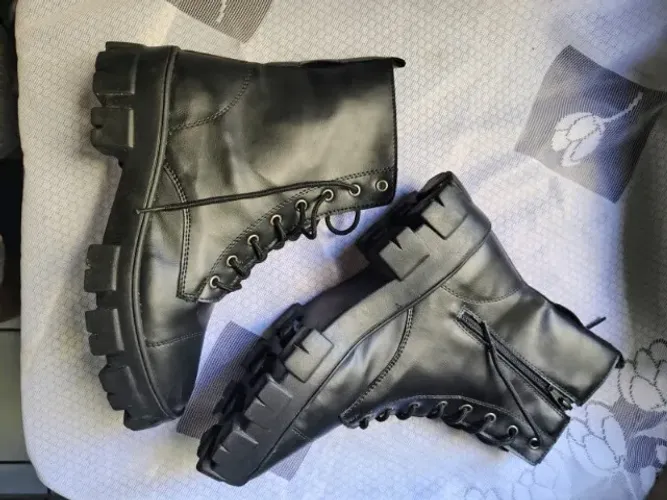 Bota de couro blogueira legítima coturno tratorada cano médio número 38