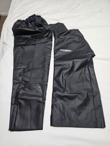 .Capa de chuva em PVC marca PIONEIRA. Tamanho G ( Novo)