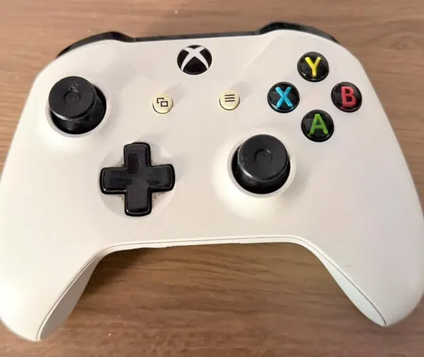 Vende-se XBOX ONE 3 meses de uso,bem conservado mande um oi no meu ZAP *