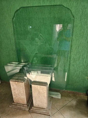 Mesa de jantar de vidro com pés de mármore 