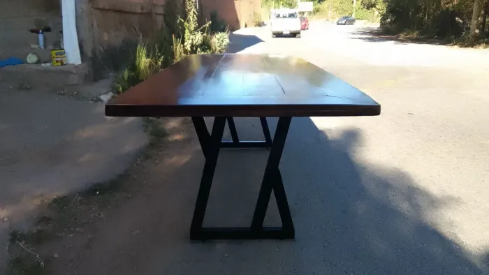Mesa de madeira demolição nas medidas de 215×90 com pés de metalon