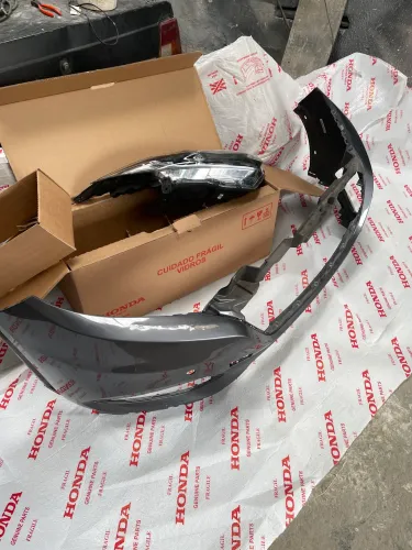 HRV farol direito impecável, para choque dianteiro pequeno detalhe.