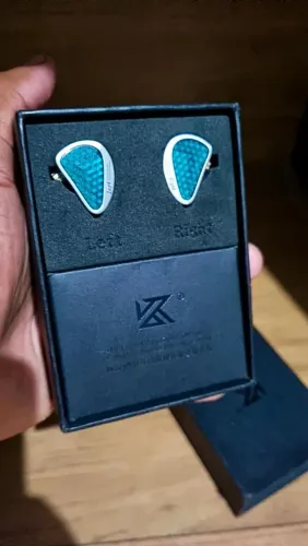 Fone de ouvido KZ intra auricular azul.