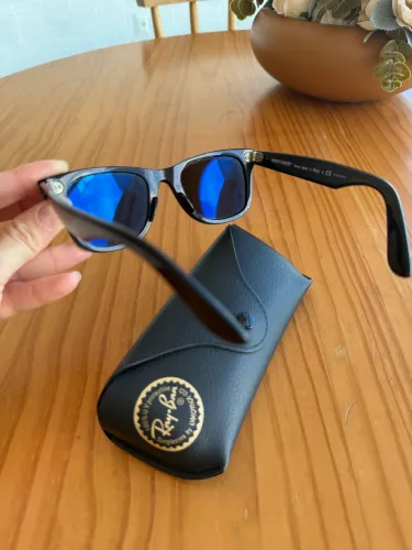 Óculos de sol Rayban modelo wayferer versão polarizada 