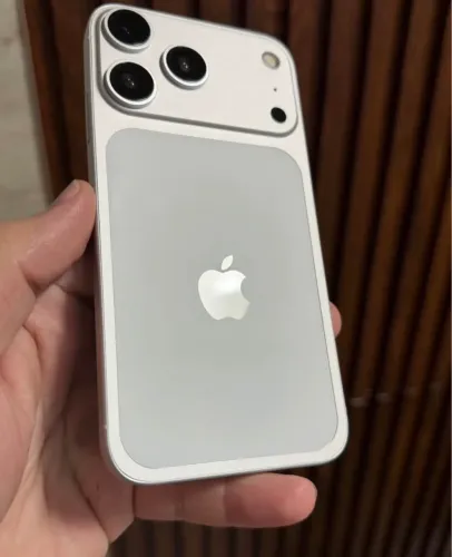 iPhone XR 64 GB (carcaça 17 Pró)