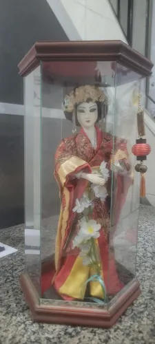 Relíquia oriental - Gueixa de porcelana em redoma de vidro (40cm)