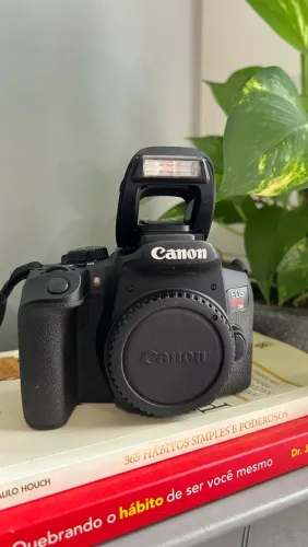 Câmera Canon EOS Rebel T8i < 8K clicks