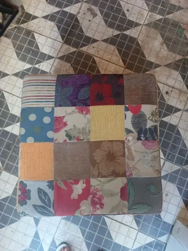 Puff retro pés de madeira, com retalhos petchawork colorido, grande