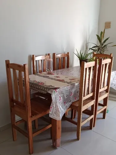 Mesa de madeira pura com 6 cadeiras no valor de 700,00 reais