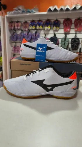 Chuteira society Mizuno 