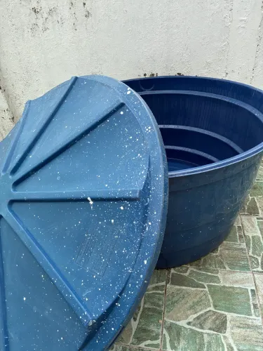 Caixa d?água semi nova mil litros