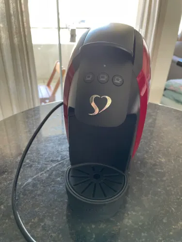 Cafeteira 3 corações Luna, vai de brinde porta cápsulas 