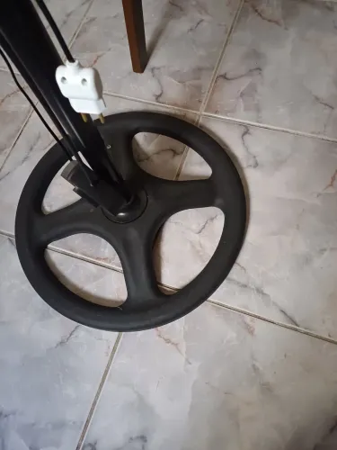 Ventilador de pé alto em ótimo estado.