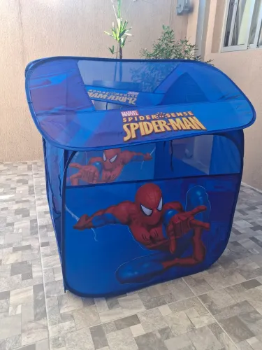 Brinquedo toca do homem aranha